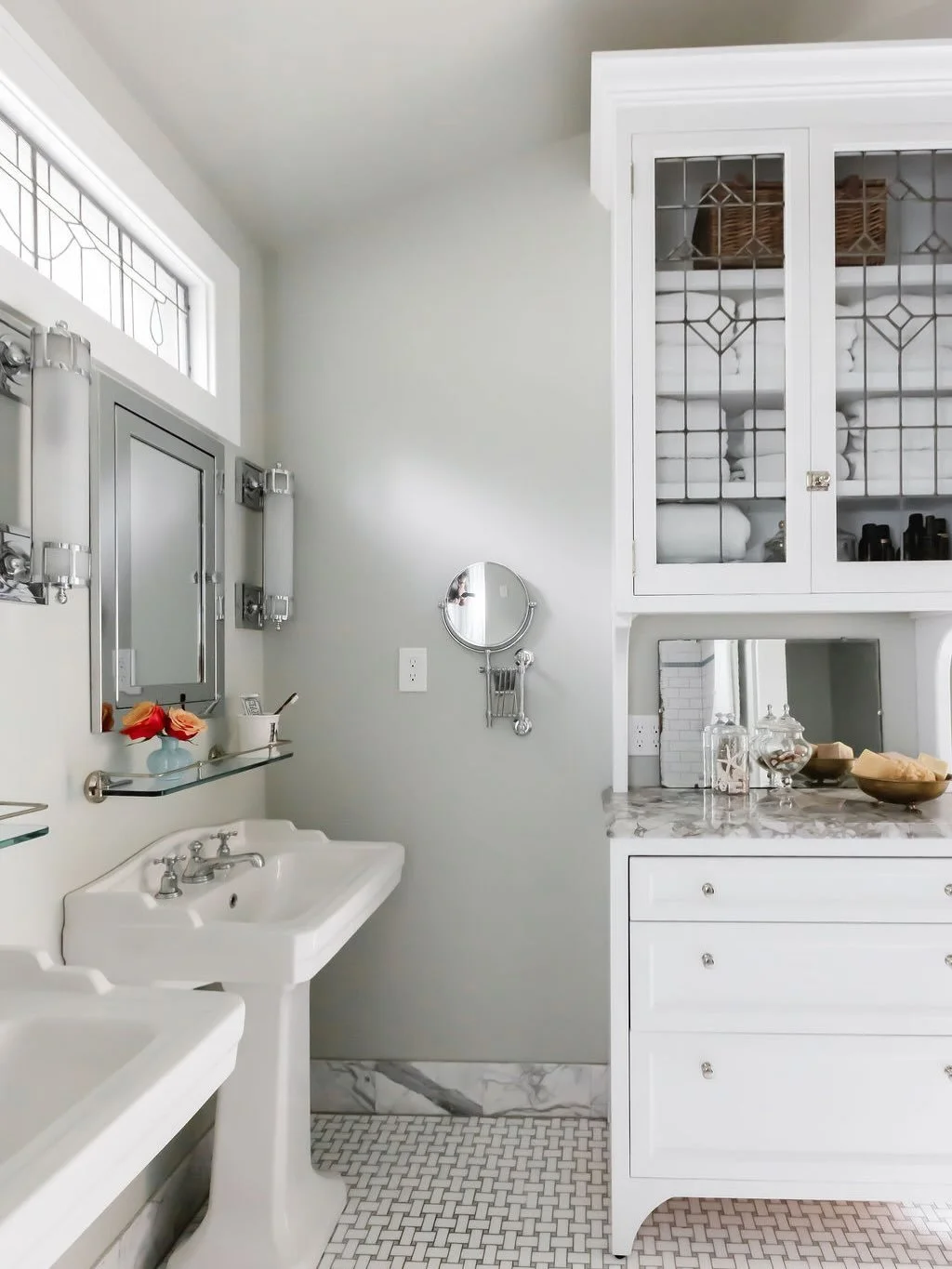 In the bathroom, classic materials elevate the everyday experience, with marble flooring and skirting paired with traditional furnishings for a sense of enduring luxury.

Photography by: @katelynrosefoto 

#primarybathroomdesign
#primarybathroom
#pit