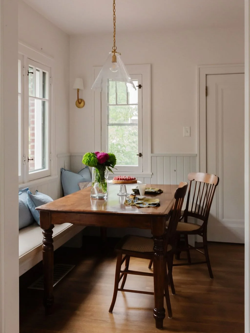 Built-in kitchen banquettes are a favorite for a reason.

They maximize space, add custom character, and create a cozy spot everyone gravitates toward&mdash;plus, hidden storage is always a win!

A smart blend of function and style 🤍

#banquettedesi