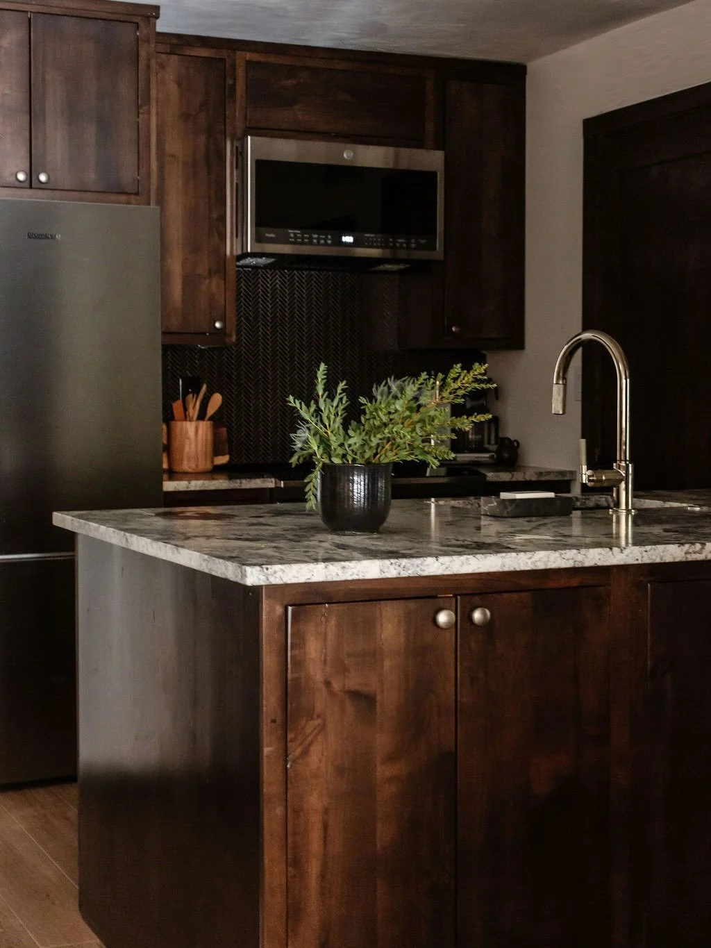A kitchen in the mountains.

Construction by: @patinaconstruction 
Photography by: @katelynrosefoto 
Styling items by: @foxglove.dreams 

#mountainhouse
#interiordesign
#pittsburghdesign
#sevensprings
#laurelhighlands