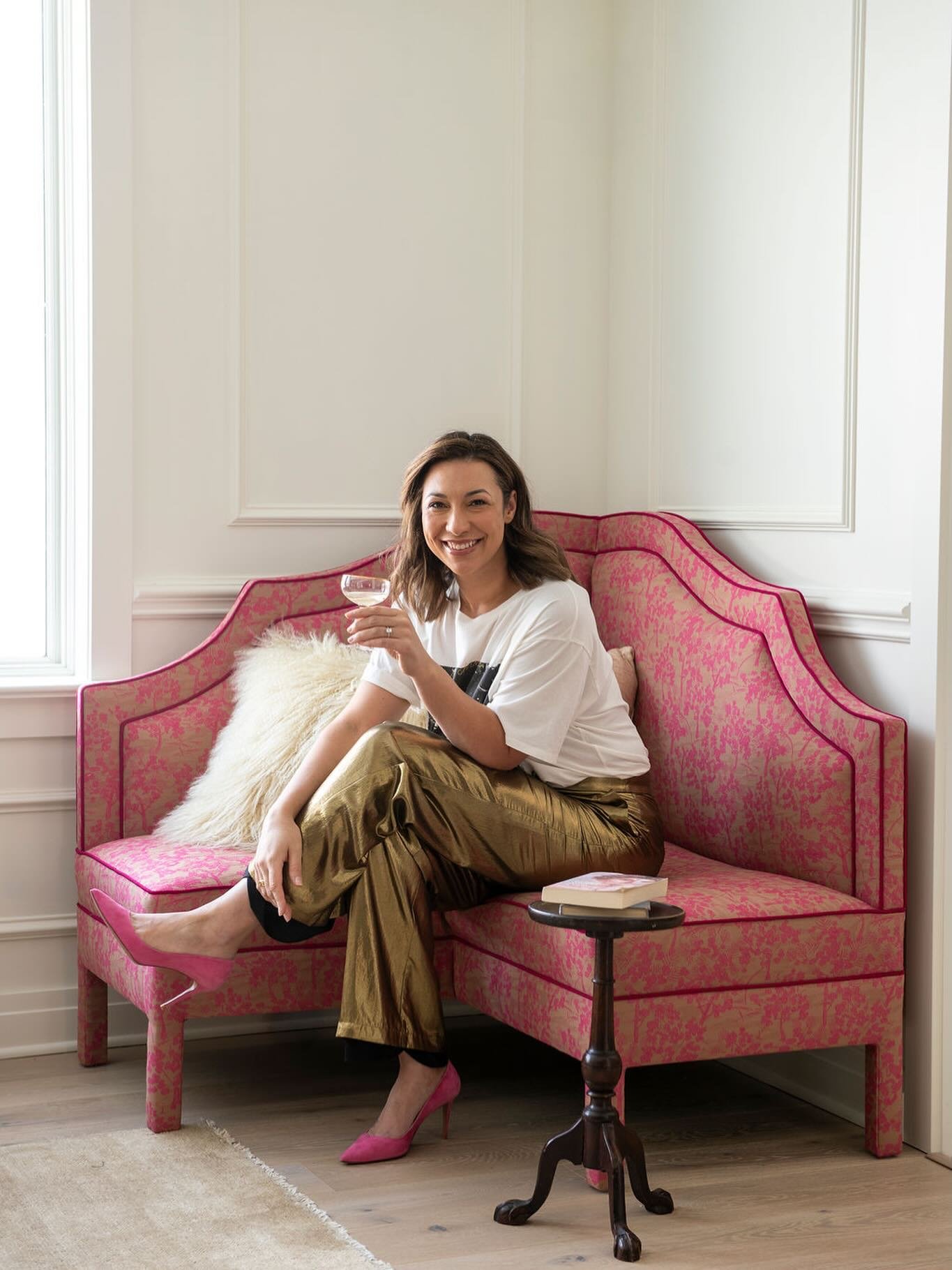 When your shoes match the chair 🩷✨

This custom pink corner chair is the ultimate vibe&mdash;perfectly nestled into the living room and made for slow sips and good conversations. The dream spot for a cocktail moment 🥂 Cheers!

Photo by @erinashkell