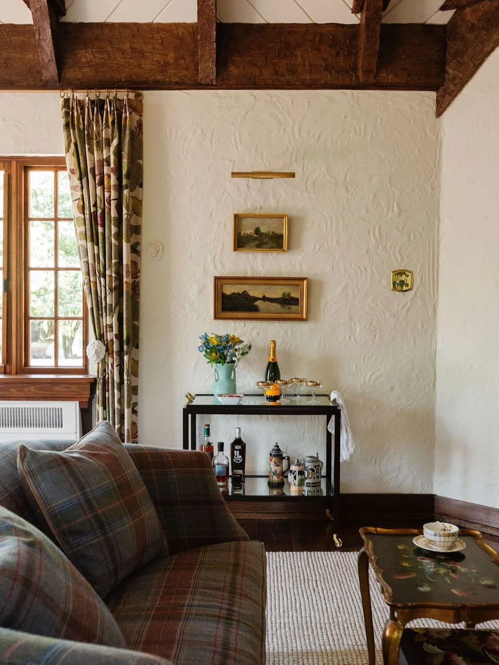 Cheers to it almost being the weekend! 🥂🍾

Photography: @katelynrosefoto 
Loveseat: @leeindustries 
Loveseat fabric: @kravet1918 

#historicarchitecture #pittsburghdesign #tudordesign #livingroomdesign #historicrenovation