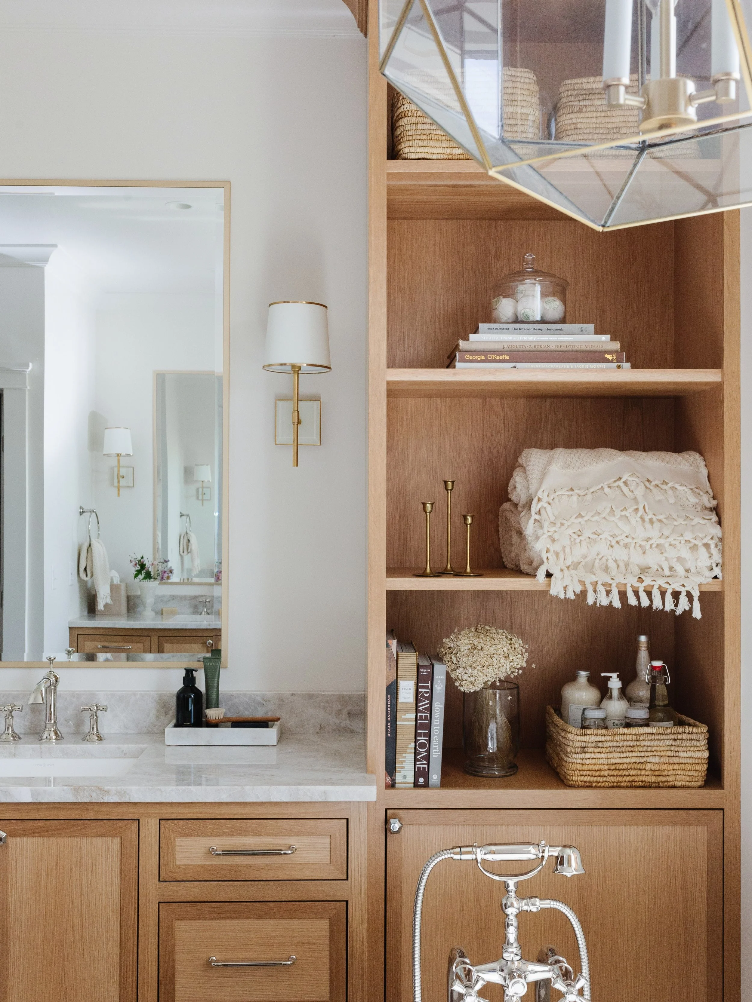 Custom inset white oak cabinetry ✨

Tile: @ceramiche_tile 
Plumbing: @dons_watersource 
Lighting: Visual Comfort
Select Accessories: @alma_mercantile &amp; @brendafridaydesign 
Photography: 

#bathroomdesign #primarysuitedesign #pittsburghdesign #bab