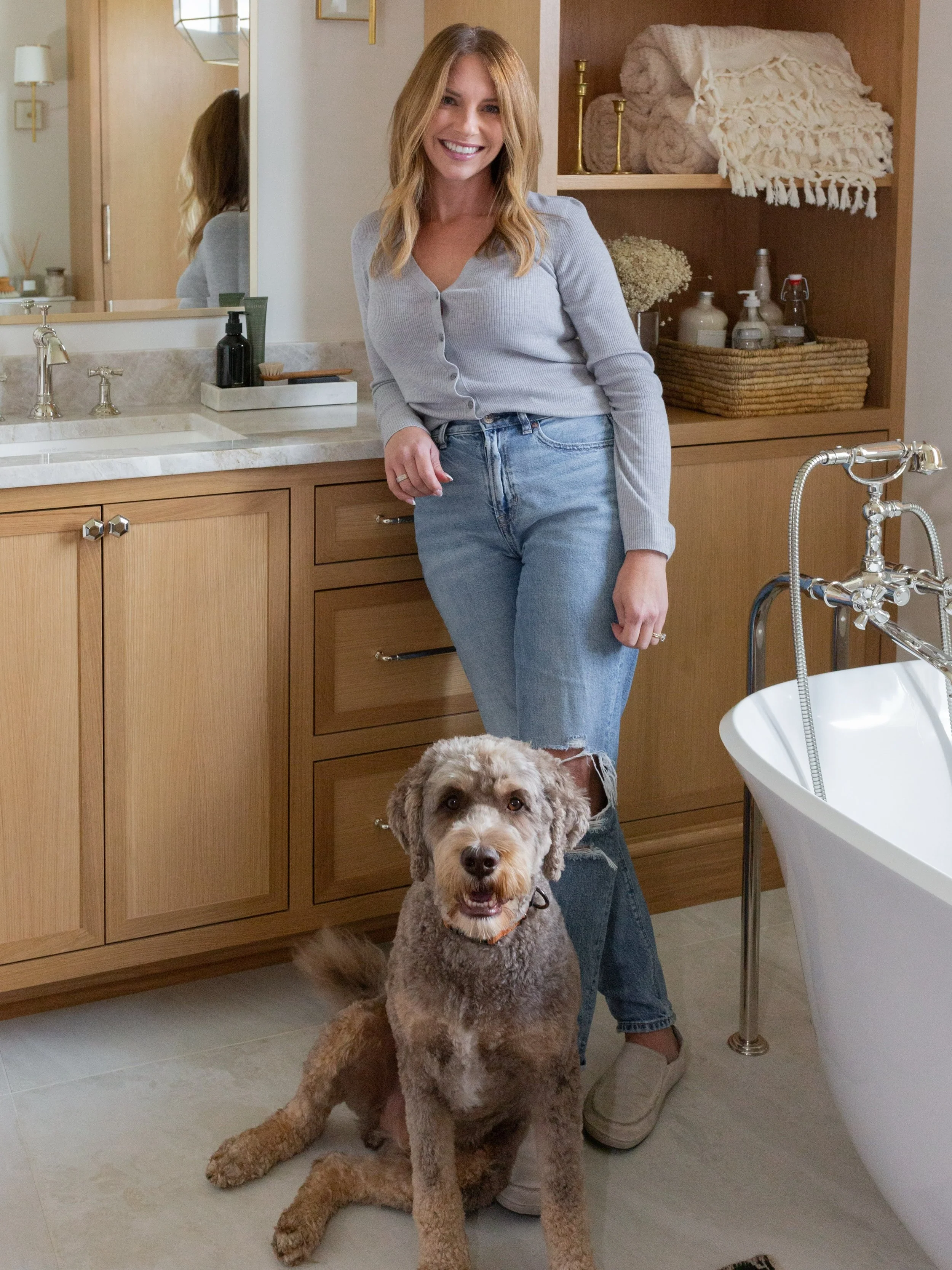 Happy homeowners! 🤍✨

Tile: @ceramiche_tile 
Plumbing: @dons_watersource 
Vintage area rug: @brendafridaydesign 
Window Treatment Fabric: @hollandandsherryinteriors 
Lighting: @visualcomfort 
Wallpaper: @williammorriscollection 
Glass: @omniglassand