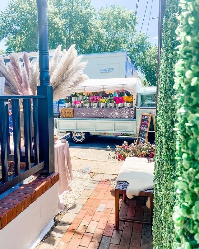 We had so much fun at our first pop-up in #Eastport yesterday! Stay tuned as we work out our new schedule for JoJo. 🌺Update: We still have a few gorgeous bouquets available for this weekend - delivery will be today &amp; tomorrow. Just pop us a DM. 