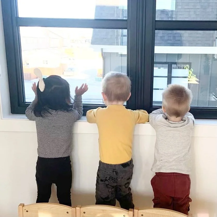 Looking for Santa! 🎅🏼✨ Only six more sleeps till Christmas, and there is a magic in the air! We hope everyone has a cozy and warm week ❤️
