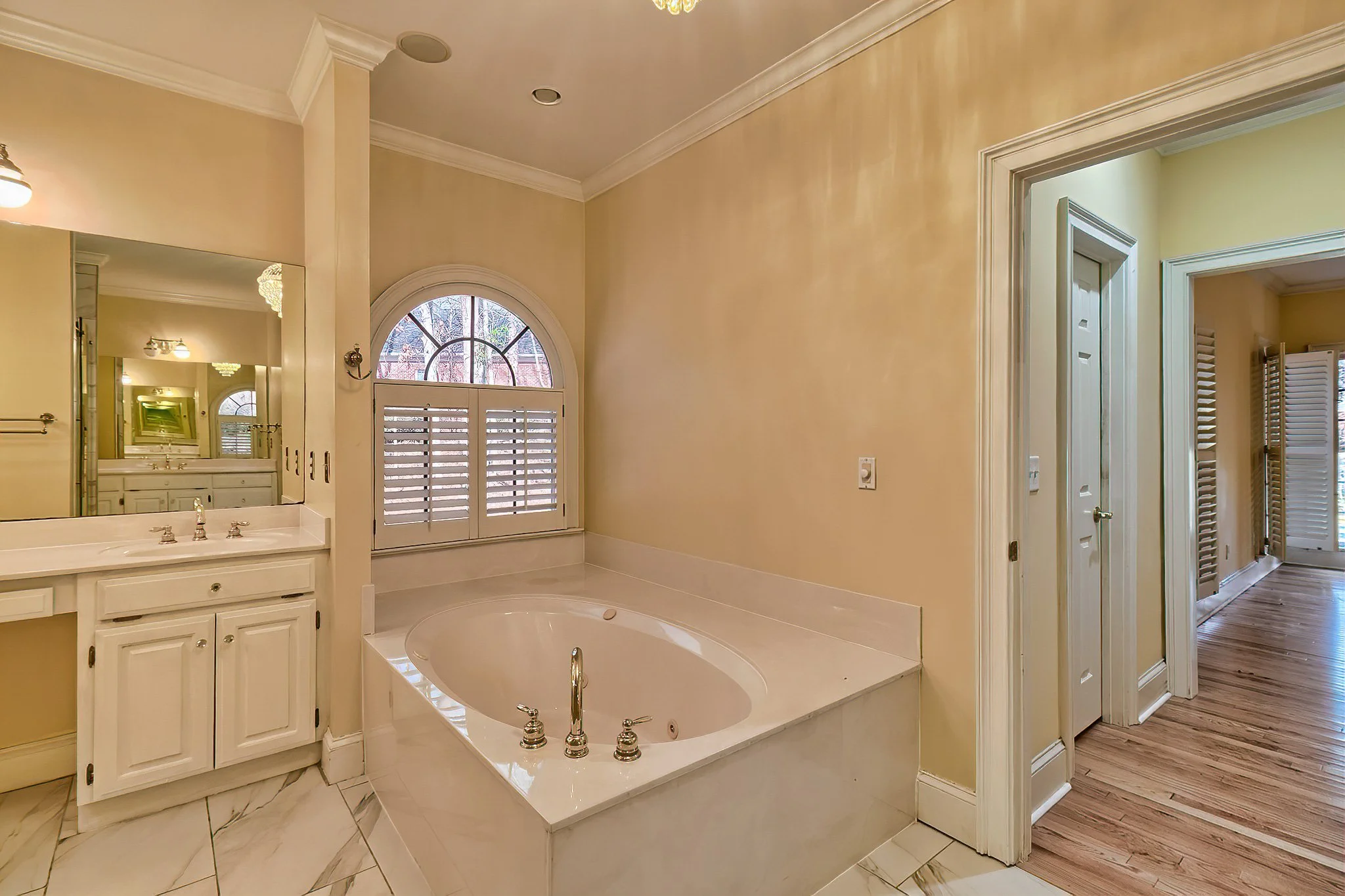 12-Master Bath 3.jpg