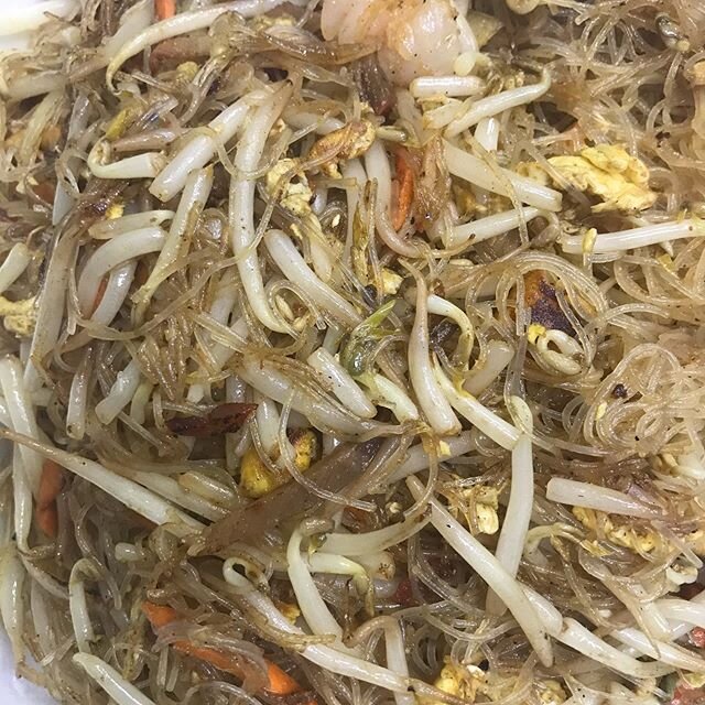 Singapore Rice Noodle (星州炒米粉）- skinny rice noodle stir-fried with shredded char siu, shrimps, bean sprouts in curry flavor.