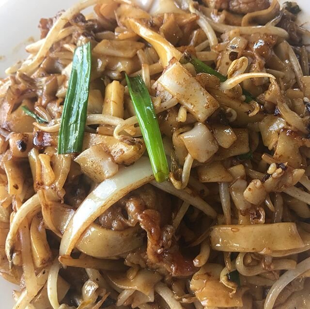 Beef Chow Fun with Sou Sauce or 干炒牛河 in Chinese. Ingredients include beef fillets, funn(粉）or big flat noodle, onions and bean sprouts. Stirred fried with soy sauce. .
✅Open for takeout
✅ 808-732-0818
✅houseofwonghawaii.com
✅ 477 Kapahulu Ave
✅ Delive