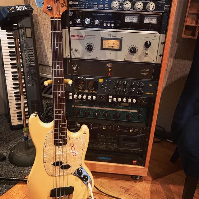 &lsquo;73 Mustang Bass + LA2a = best friends.
.
.
.
.
.
#fendermustangbass #la2a #universalaudio #teletronix #fenderbass #recordingstudio #bayareamusicacene #noevalley #decibellerecording #makingrecords #rocknroll #hifi #tubes #vintage #audioengineer