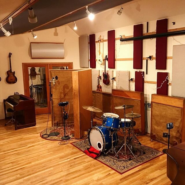 Clean up day success.
.
.
.
.
.
#bayareamusicscene #recordingstudio #audioengineer #openforbussiness #makingrecords #liveroom #woodfloor #woodroom #vintagerecordingstudio #soundelux251 #bock251 #ludwigdrums #vintagedrums #hifi