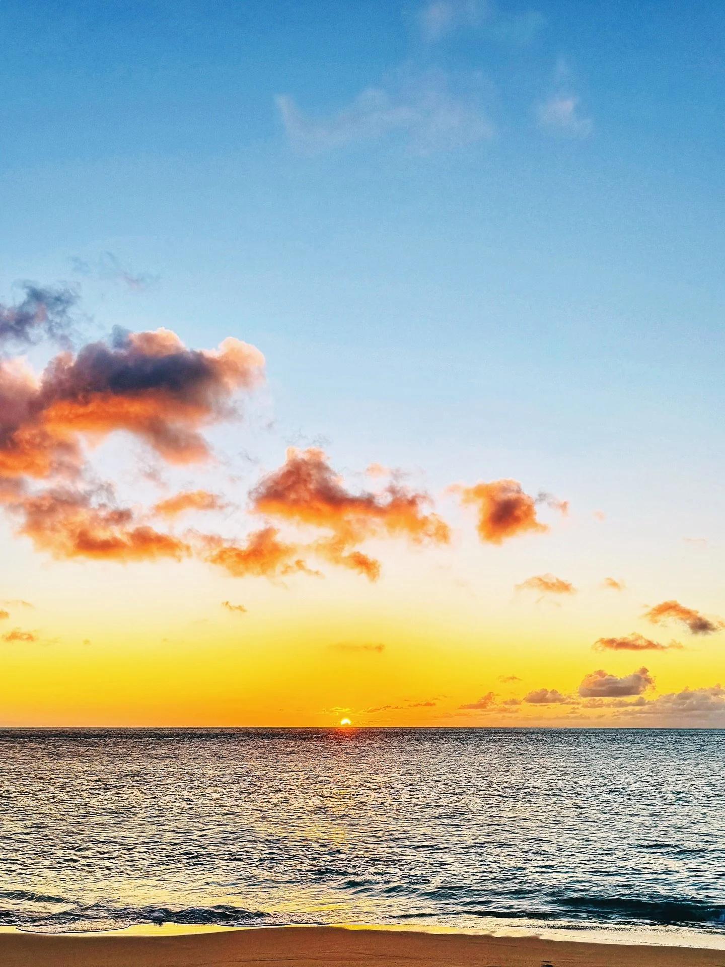 F&iacute;m de tarde&hellip; a time to relax and breathe in new frequencies.

📷 Virginie @planetvie 

#healing #healingfrequencies #sunset #beachlife #summervibes #pureenergy #healingenergy #energyhealing #sun #biofield #healthybiofield #healthandwel