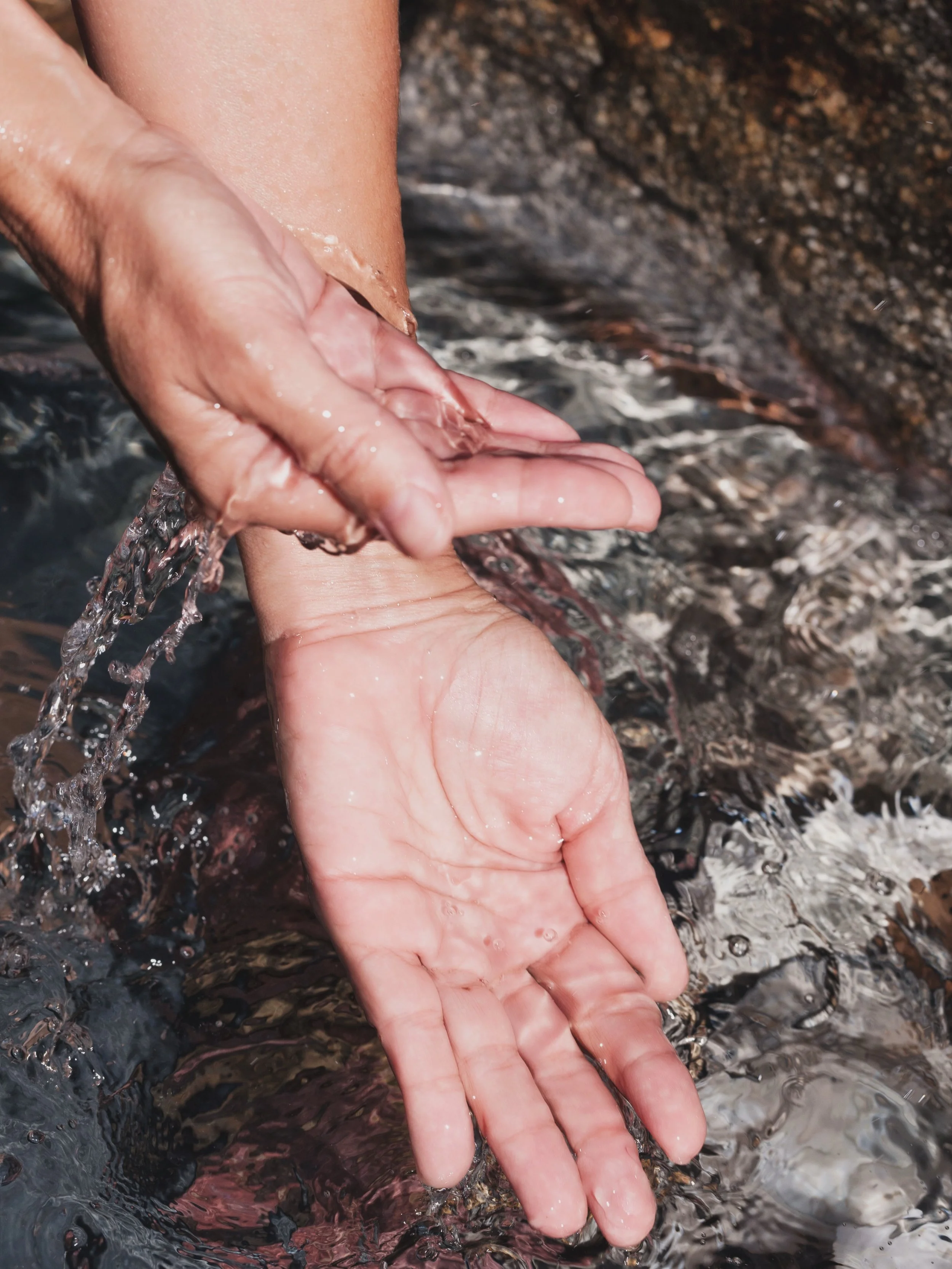 Channeling and transmitting pure healing energy is an important part of my work.

📷 thank you Jeff Hornbaker @jeffthirdeye for making them immortal &hearts;️

#healinghands #pure #healing #handsonhealing #virginiemiramon