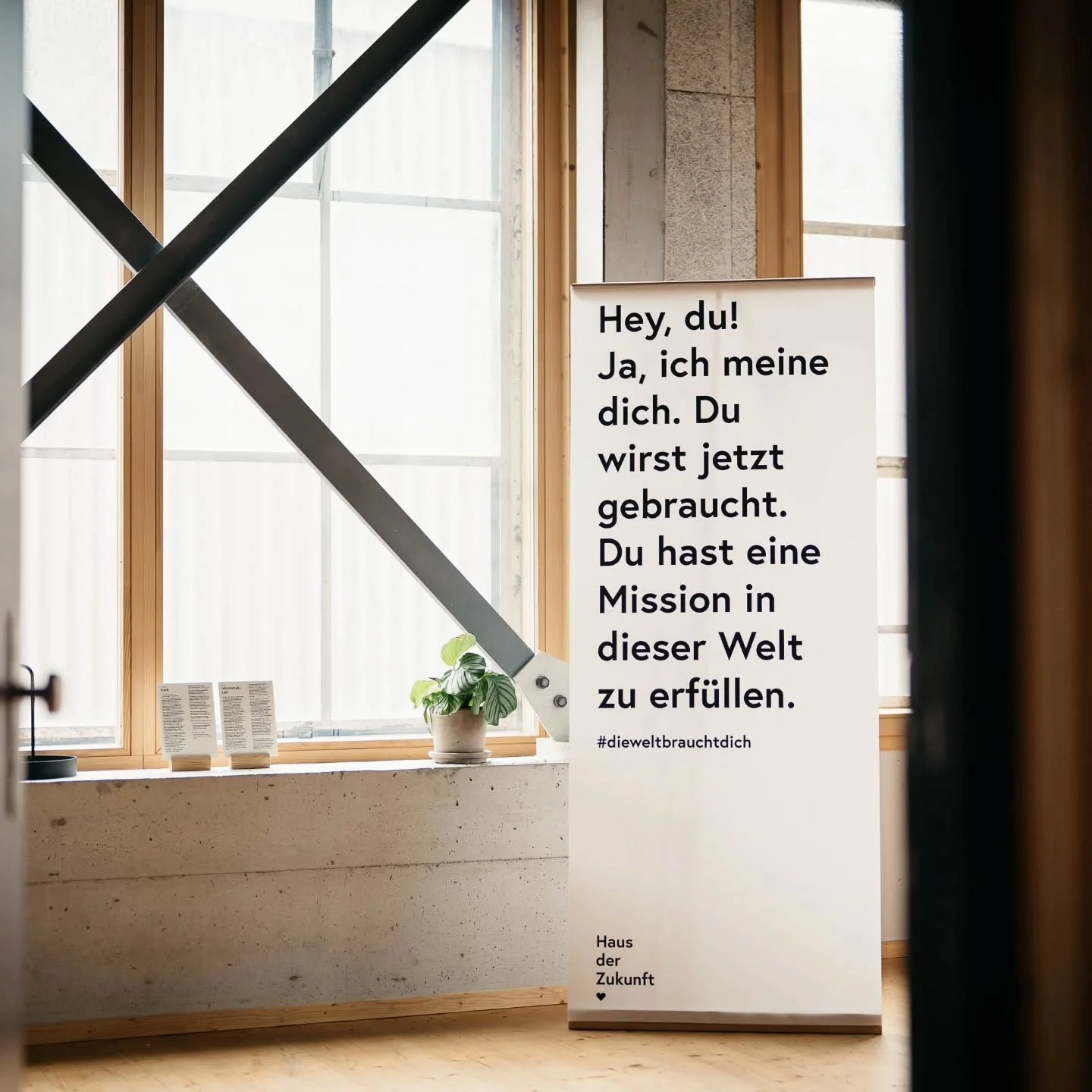 In den letzten Wochen wurde bei uns viel gedruckt und geplottet und nun darf das @hauszukunft am Freitag seine Türen öffnen mit der ersten Sonderausstellung «Hope» — eine Ausstellung über die Kunst, die Hoffnung nicht