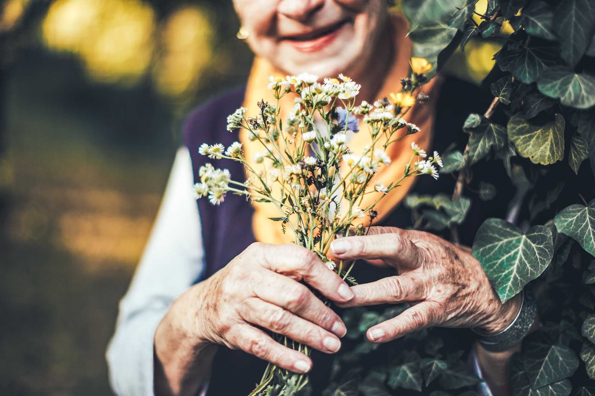 fleurs_personnes_agee_web.jpg