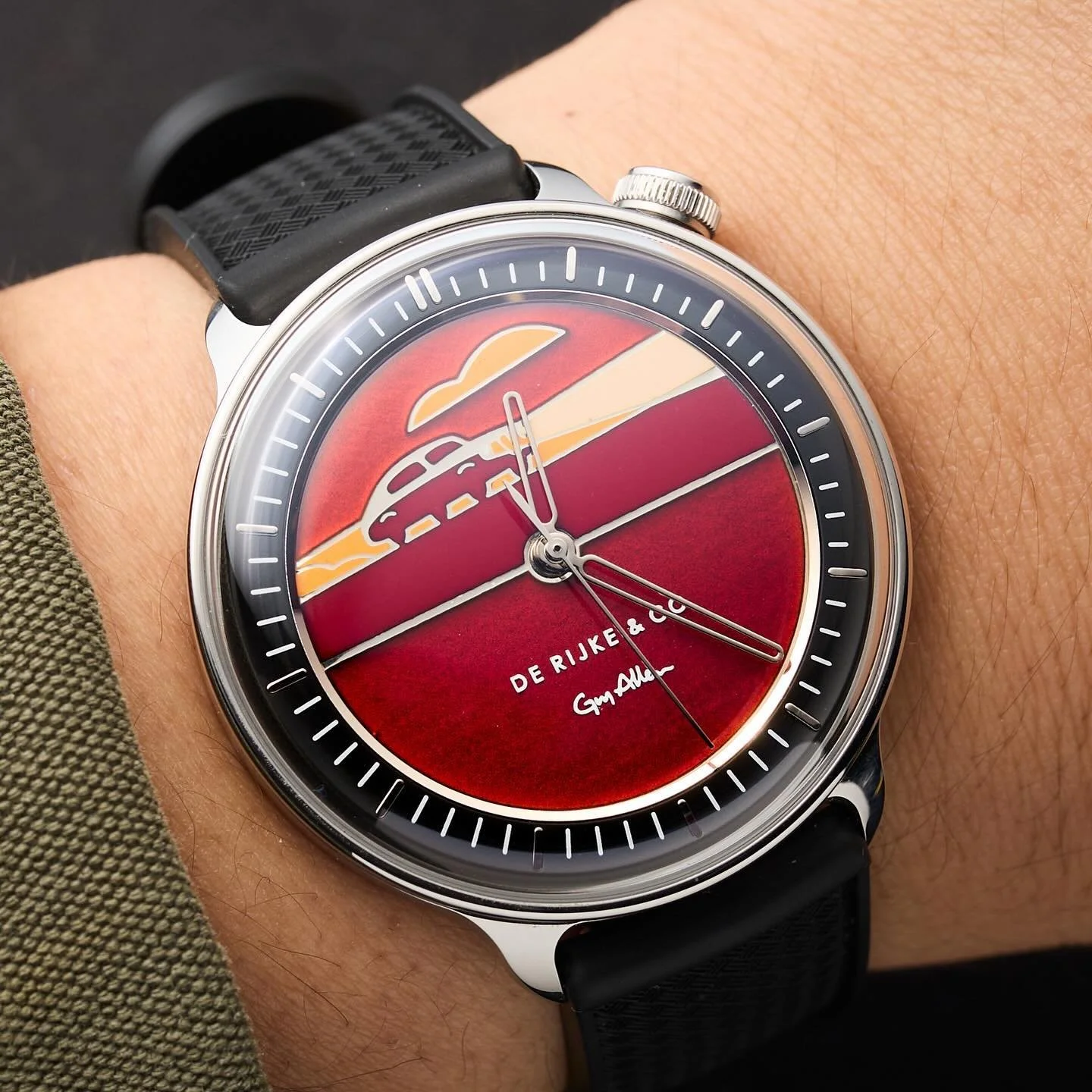 Beautiful shots by @which_watch_next taken at the recent Wind Up Watch Fair in NY.
.
More info on this collaboration with super talented watchmaker @laurens_de_rijke here - @derijkeandco 
.
#watches #horology