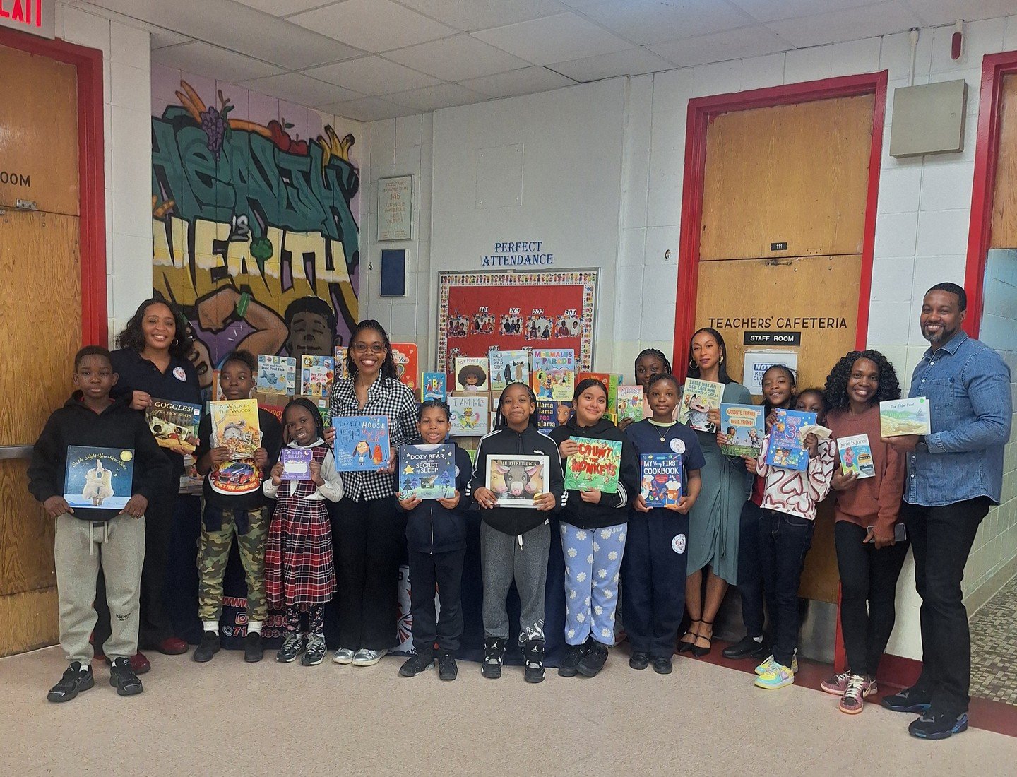 Thank you, PS 399 Stanley Eugene Clark School, the Office of CM Rita Joseph (D40), and our volunteer Sgt. Jaysen Murphy for supporting our book giveaway! ⁠
We distribute hundreds of new and gently used books for children 0-5 every month across NYC. ⁠
