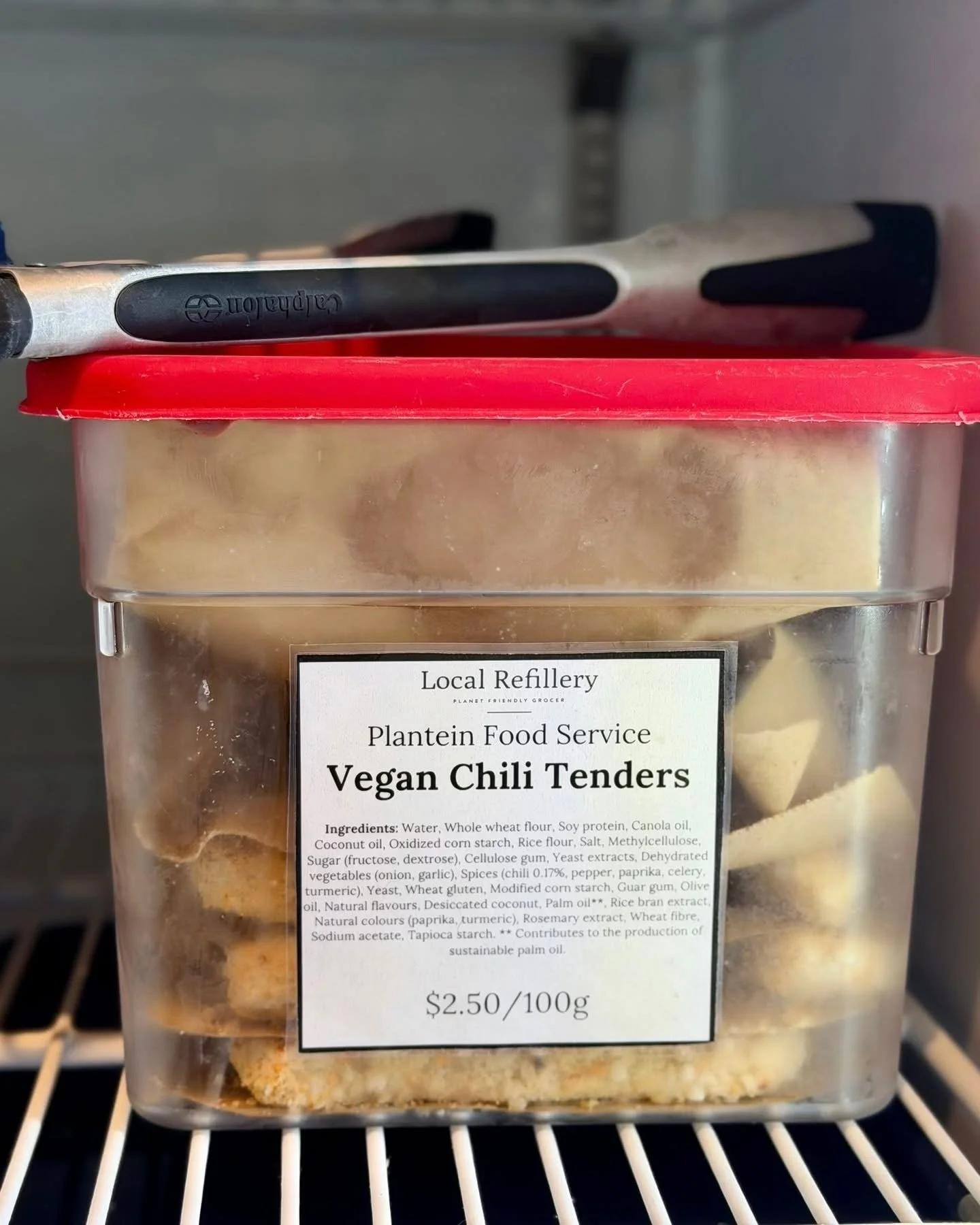 Looking for plant-based dinner options without pesky packaging? We&rsquo;ve got a few! 

(These are a bit challenging to photograph as we want to keep them at temperature, but they fog up as soon as the door opens. 🤪 They look much better in person!