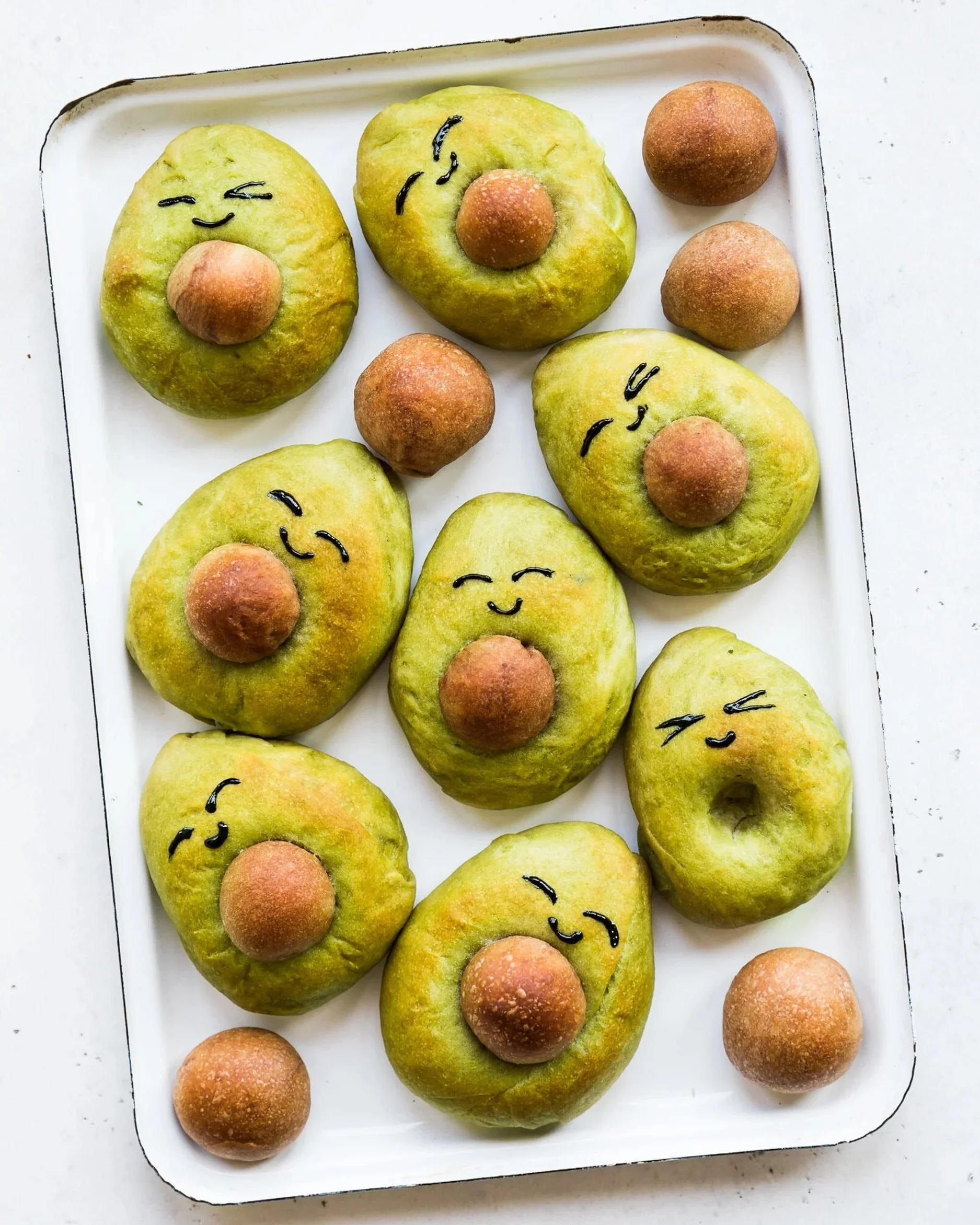 Are these not the cutest? 😍🥑

Matcha Chocolate Avo Buns:

INGREDIENTS&nbsp;
3/4 cup (175 ml) lukewarm unsweetened plant milk
2 1/4 tsp (7 grams) active dried yeast
1/2 cup neutral cooking oil, such as canola
1/2 tsp sea salt 
1/2 cup &nbsp;(100 gra