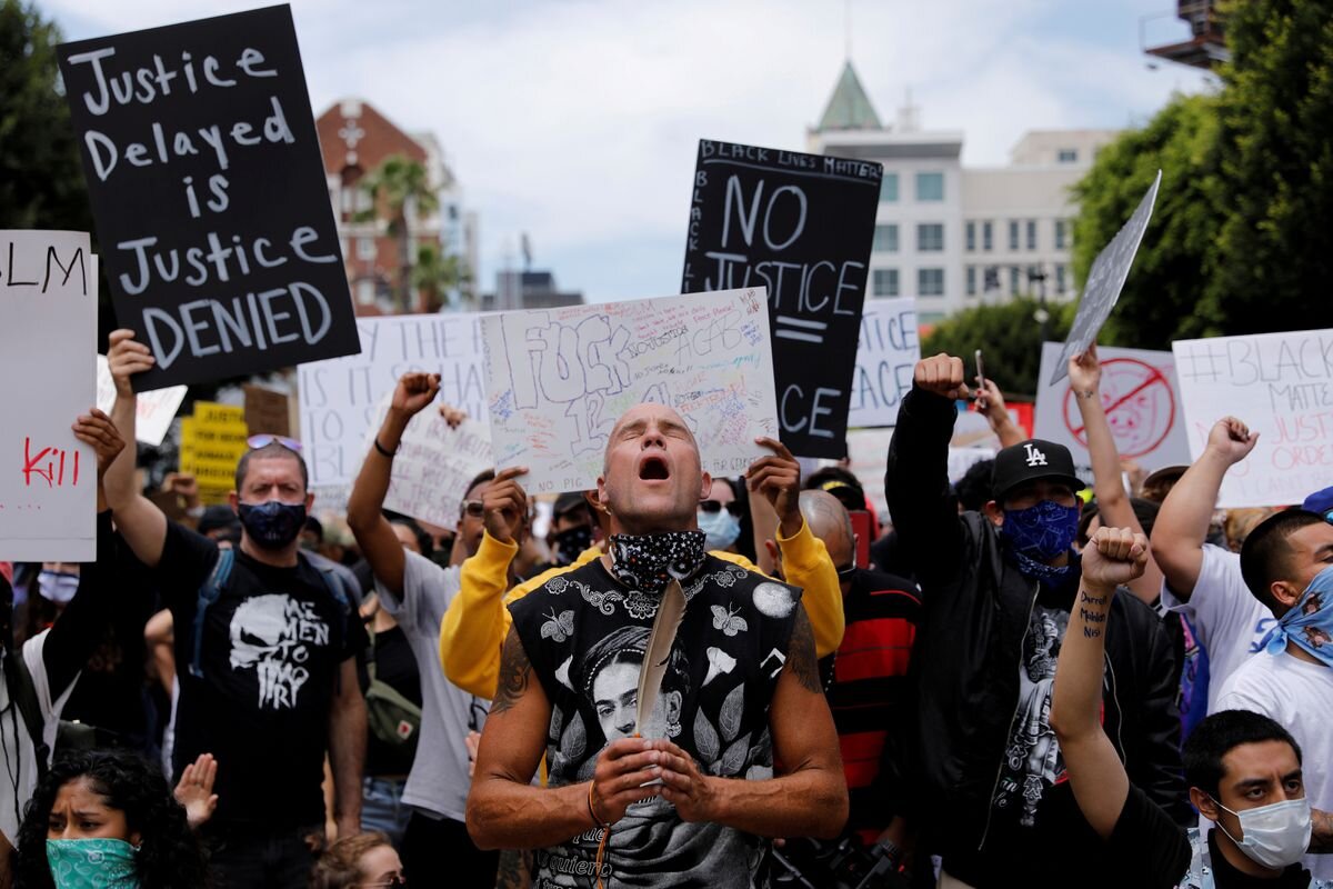 Движение против работы. Митинги против расизма. Толпа протестующих с плакатами. Протесты в США против расизма. Демонстранты 2013 в Америке.