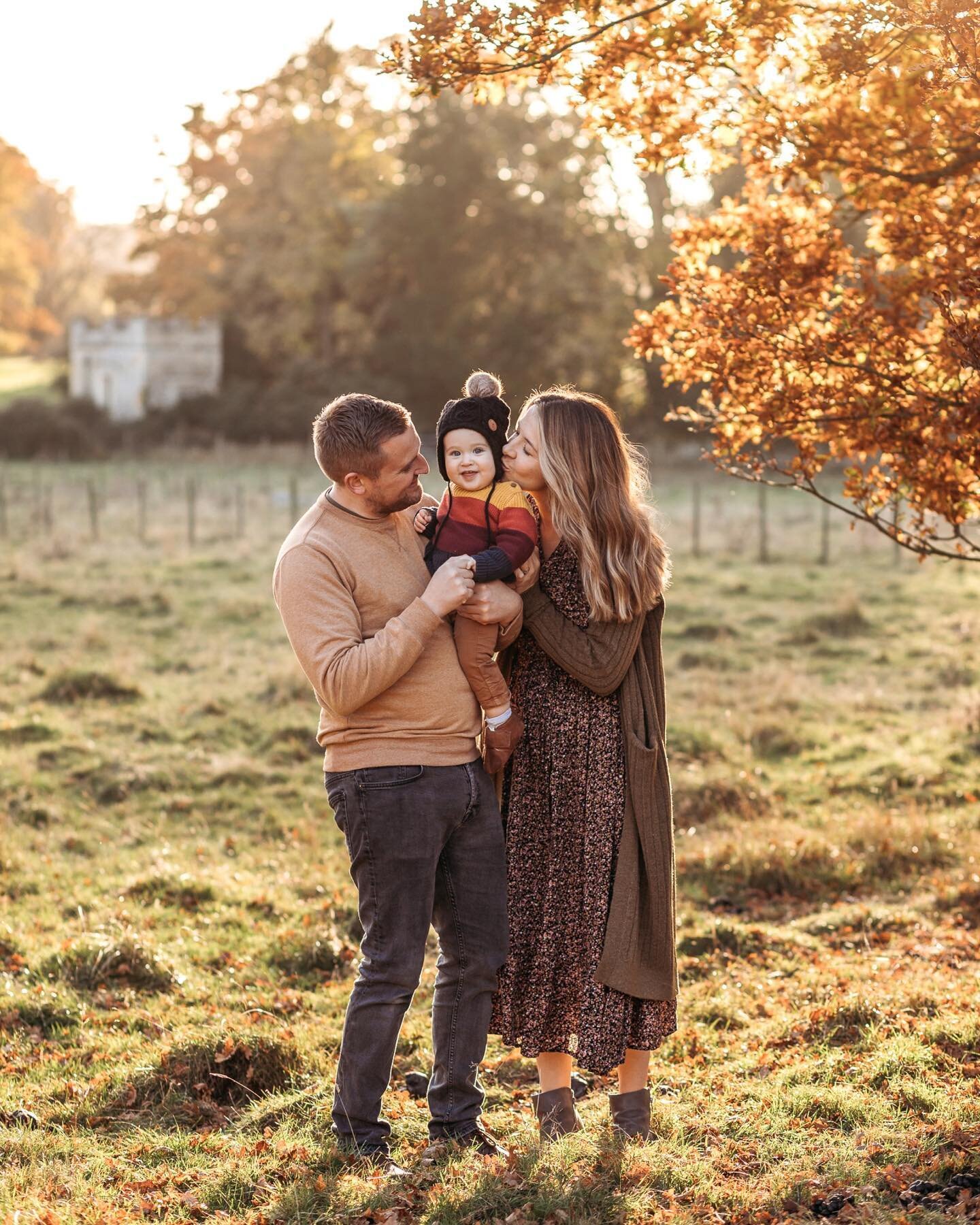 Want to take your own AUTUMN Family photos? 🍁

I ADORE this time of year! So figured (whilst I&rsquo;m amidst cluster feeds) I can give some tips on how to get the BEST photos at this time of year. 

1. LOCATION: Autumnal trees are a given! But the 