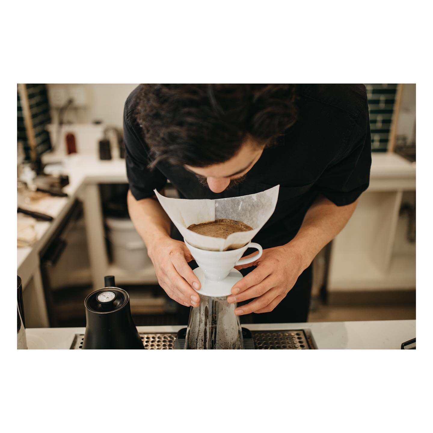 ✨ Freshly Ground Coffee ✨ is the perfect start to any morning. If you need a brew recipe to start your day, we got you:

16g freshly ground coffee for one cup
✨ double all #&rsquo;s for two cups ✨

1st Pour: 50ml
@whereisscottrao spin 5 times

@ 25 s