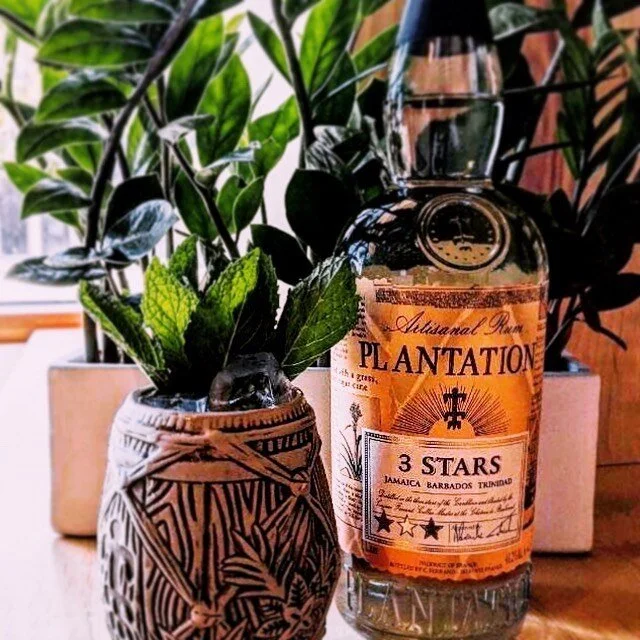 🚨 🚨 We have a brand new round of cocktail kits! Order online at scofflawchicago.com for pick-up or delivery.  A Hibiscus Sour featuring your choice of Los Vescinos Mezcal or Exoctico Tequila 🌺  A Tiki Time Out featuring Plantation Rum and comes wi