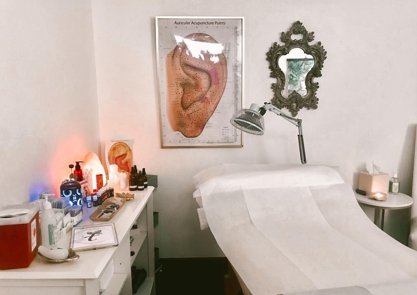 treatment room! aka a safe space for healing✨ in this room, during an acupuncture session: the body calms down &bull; muscles loosen &bull; the mind takes a break &bull; pain reduces &bull; stress leaves... ⁣
⁣
@lodiacupuncture