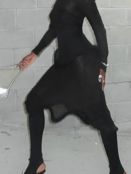 For everyone Googling &ldquo;good last minute gifts&rdquo; - cashmere has entered the chat 🧶🎄🧵 Cozy, classic and guaranteed to impress. You&rsquo;ll definitely get brownie points! Link in bio for all 10 sweaters @byrdie DM me if you want more sugg