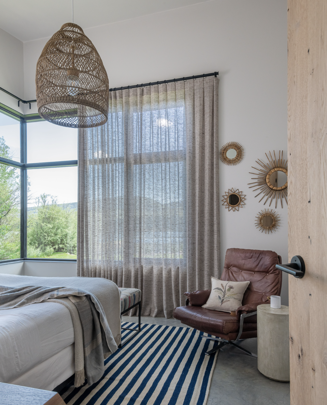 LOHSS-CONSTRUCTION-montana-LAKE-HOUSE-bedroom.PNG