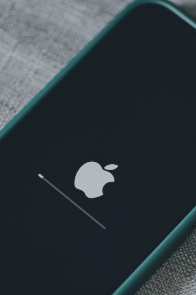 Apple logo displayed on a smartphone screen, representing an Apple iPhone security vulnerability.