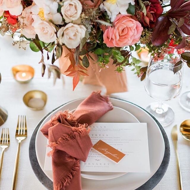 So many fun statement pieces on this table! Have fun with your decor and choose a few areas that pop (napkin, menu, flatware, charger, etc). Doesn&rsquo;t have to be over-the-top to look stunning and high end 😍😍
⠀
Tableware: @tablemadeco
Venue: @su