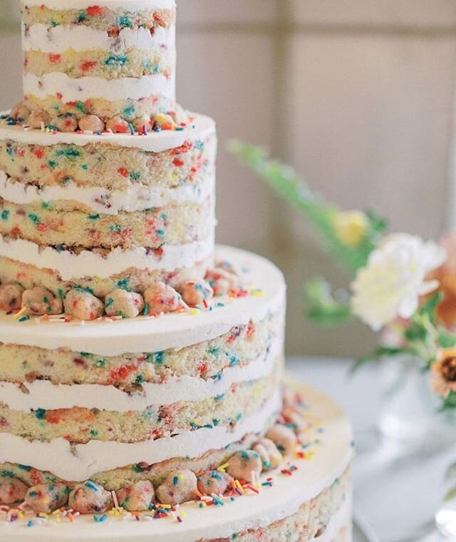 Is there anything more fun than funfetti? The answer is no, there is not. A naked funfetti wedding cake is basically everything guests never knew they needed. Tag someone who would love this!
⠀
Photog: @kyleeyeephoto
Florals: @mollyoliverflowers
Cake