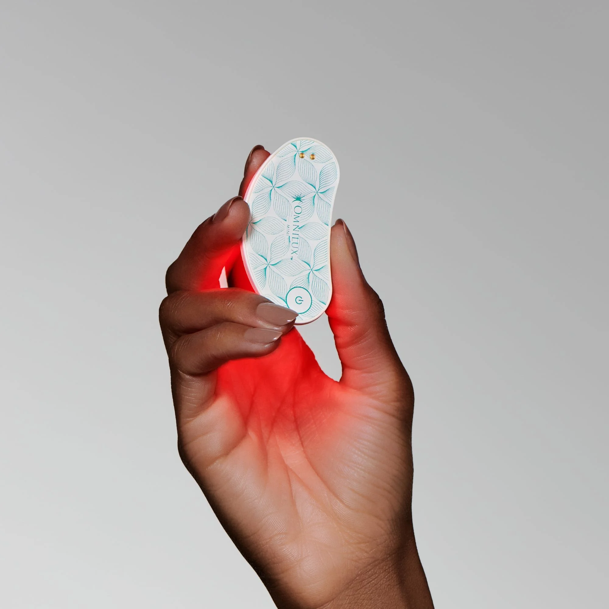 a hand holding the eye brightner demonstrating the size