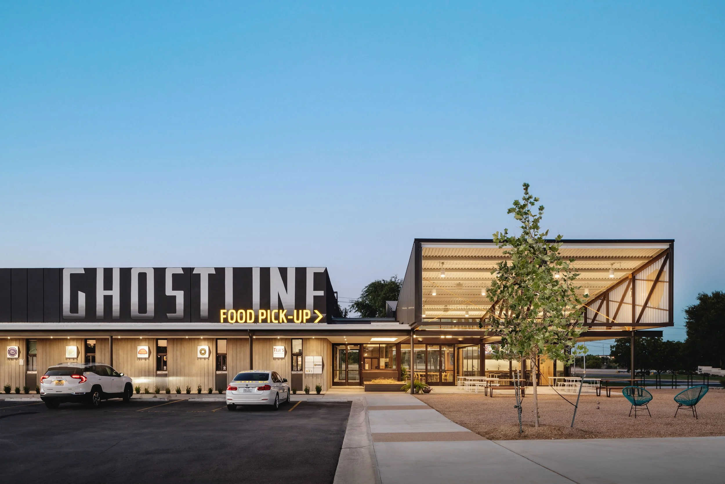 GhostLine Kitchens_Exterior_Food-Pick-Up_Dusk_Credit Chase Daniel.jpeg