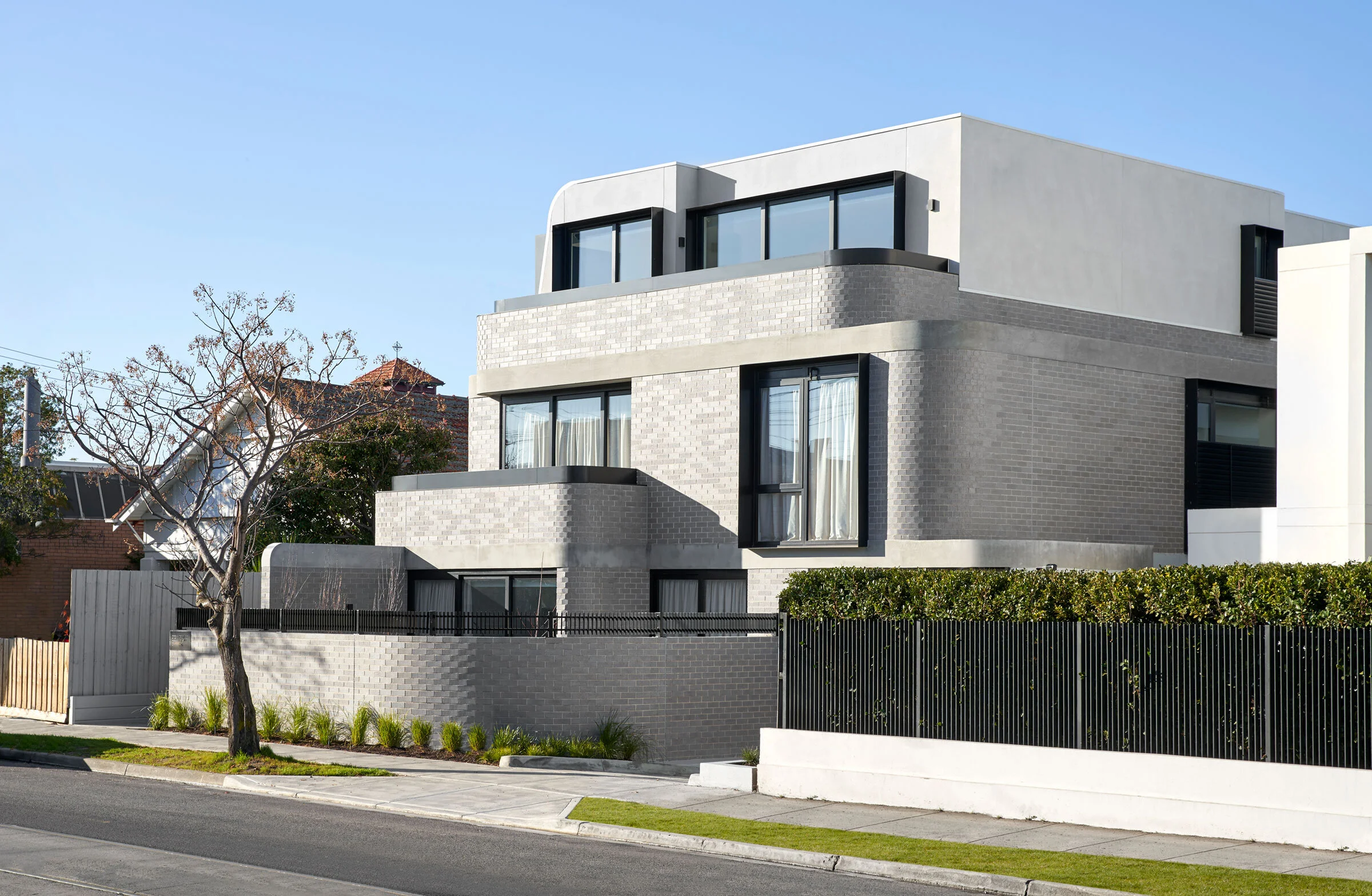  Six oversized luxurious residences curated for the owner-occupier in mind these magnificent apartments located near the corner of Glenhuntly and Booran Roads in Caulfield South. Build complete 2019. 