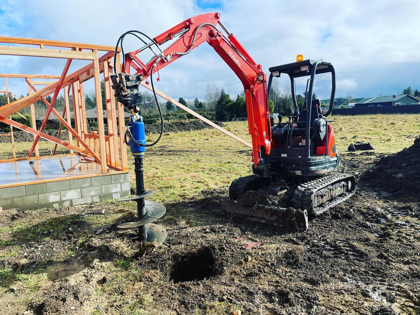 New attachment for the digger makes fence and post holes a breeze now.🤟