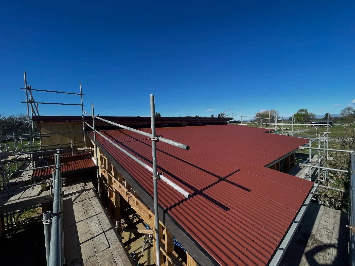 Scott and the team making great progress on the majors road build. Roof is taking shape. 💥