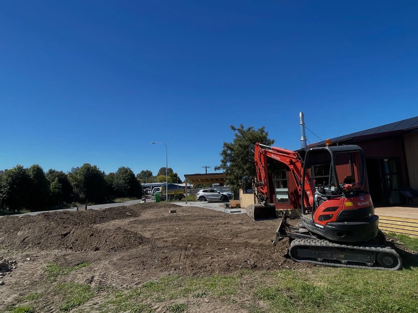 Scott working his magic on the 2.5T digger today, leveling out the site and shaping the raised gardens at our Majors Road build.

This is the final stage of the project and it&rsquo;s awesome seeing everything come together after months of hard work 