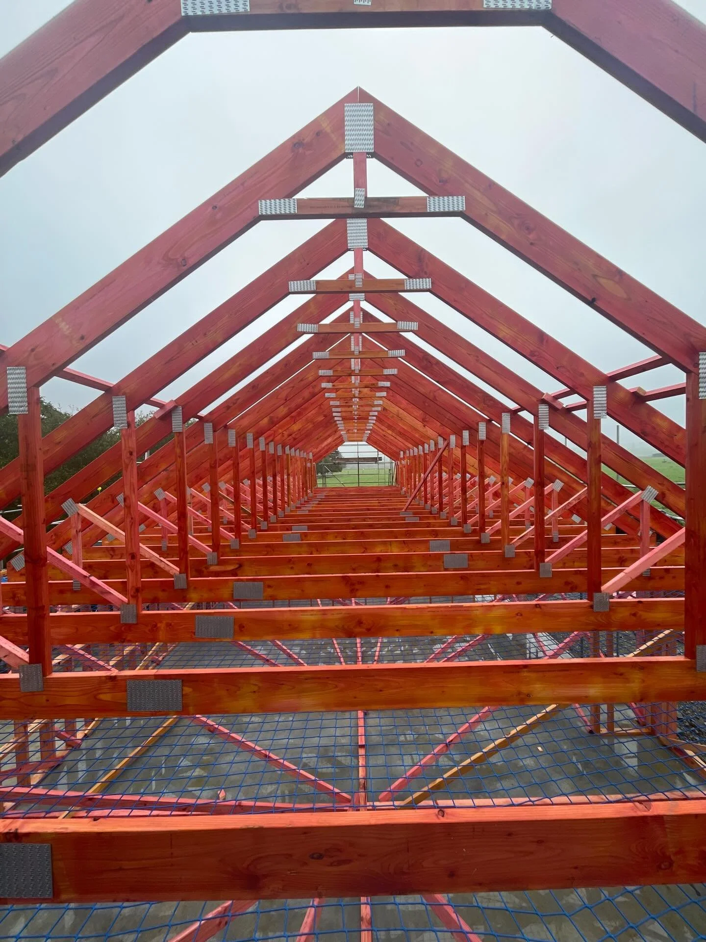 🏗️ Attic trusses going in on the shed home build today.

Large span units lifted into place with crane assist, allowing for full use of roof space while maintaining structural efficiency.

These trusses are key to creating the upstairs living area w