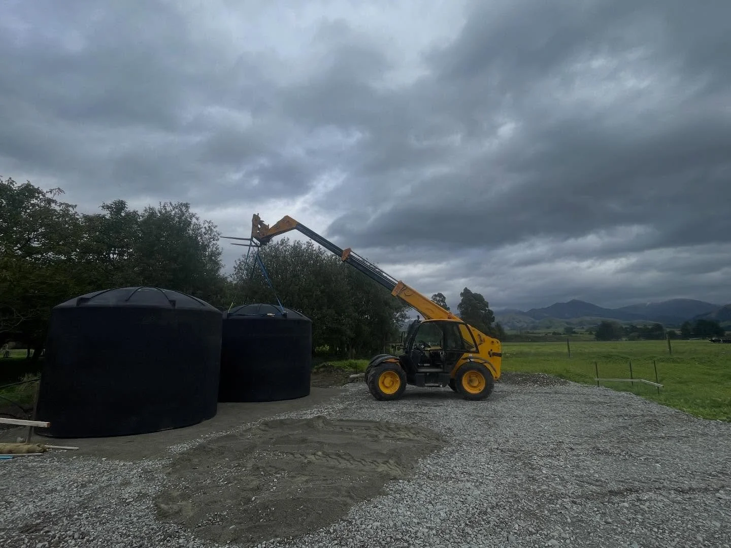 Another handy addition to the RN Building fleet 👌

Our new JCB Telehandler with 12m reach making light work of the heavy jobs on site. Today it was lifting water tanks into place on one of our new builds underway.

Having the right machinery on site