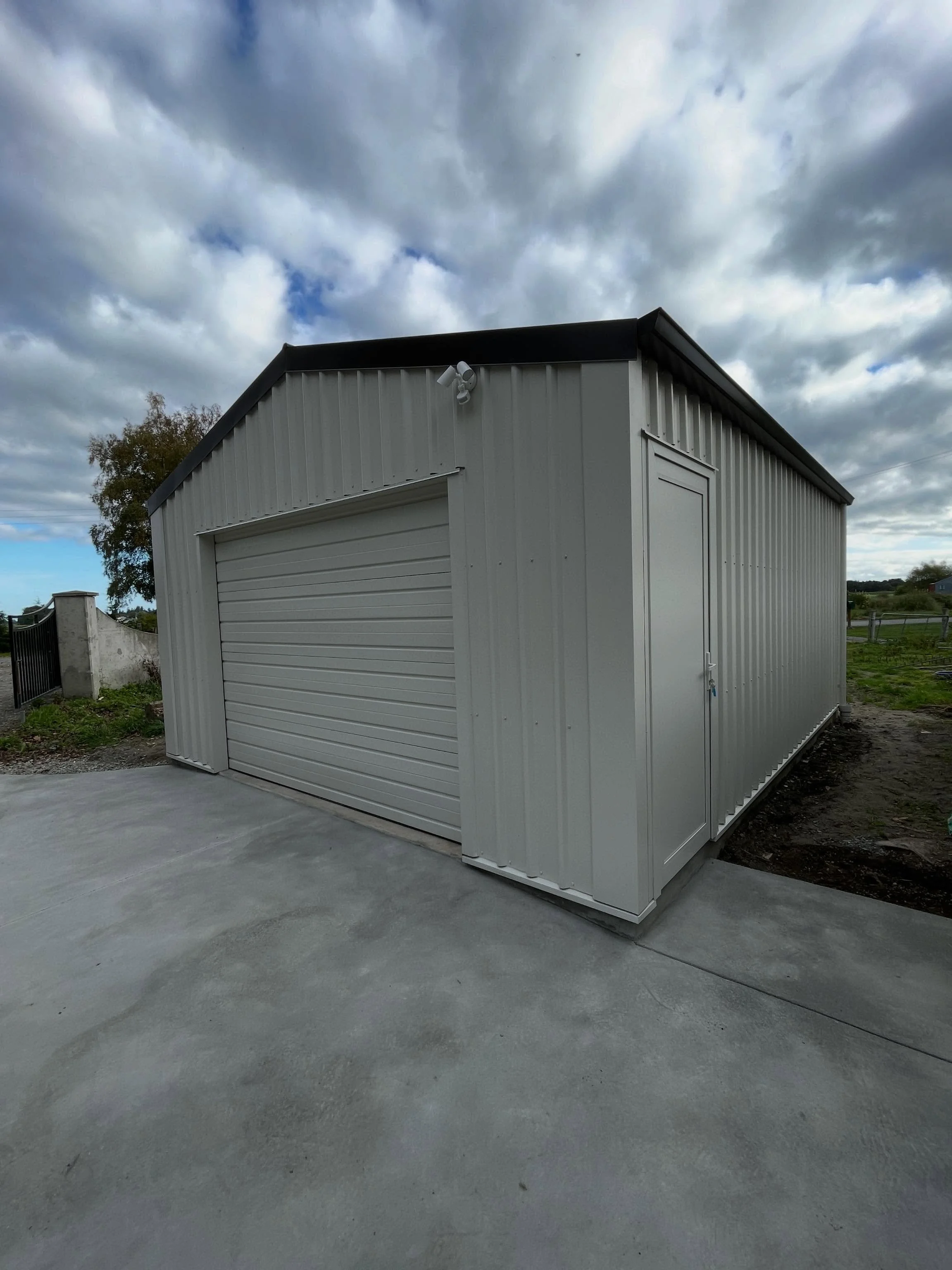 Another tidy project completed by Mitch and Scotty 🔨

New 30m&sup2; garage completed, featuring 5-rib Colorsteel cladding, a Dominator garage door, and ply-lined interior walls for a practical, hard-wearing finish.

All finished off with a new concr