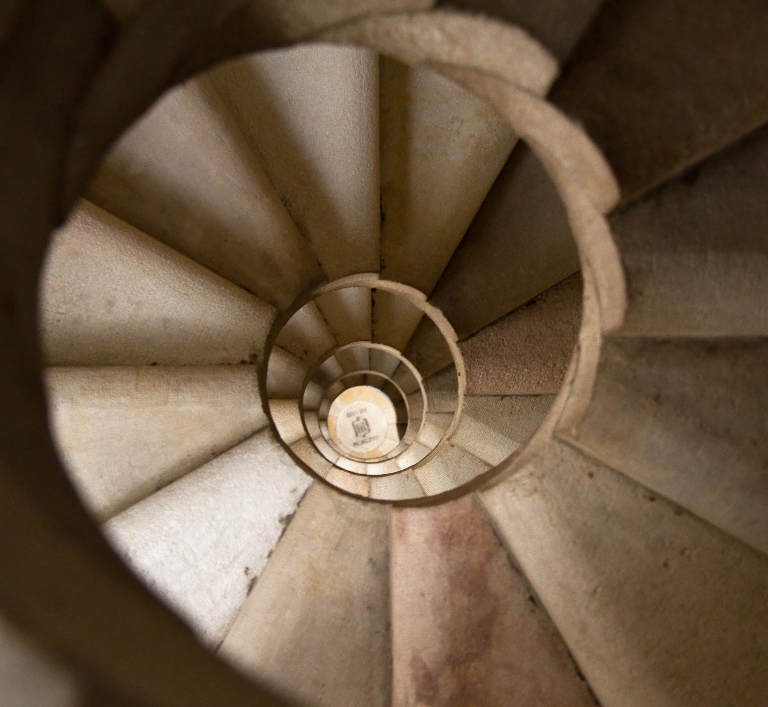 Sagrada_Familia_Spiral_Staircase_2_(5839764546).jpg