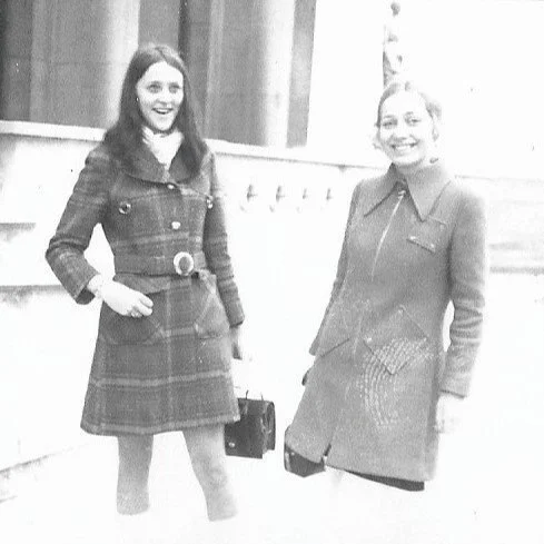 Van mantel tot trench coat: jassen door de jaren heen 