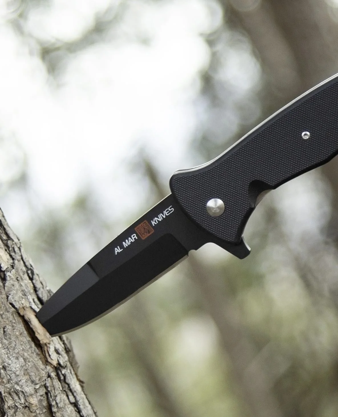 Steel meets bark. The SERE 2020 Night G holds its ground.