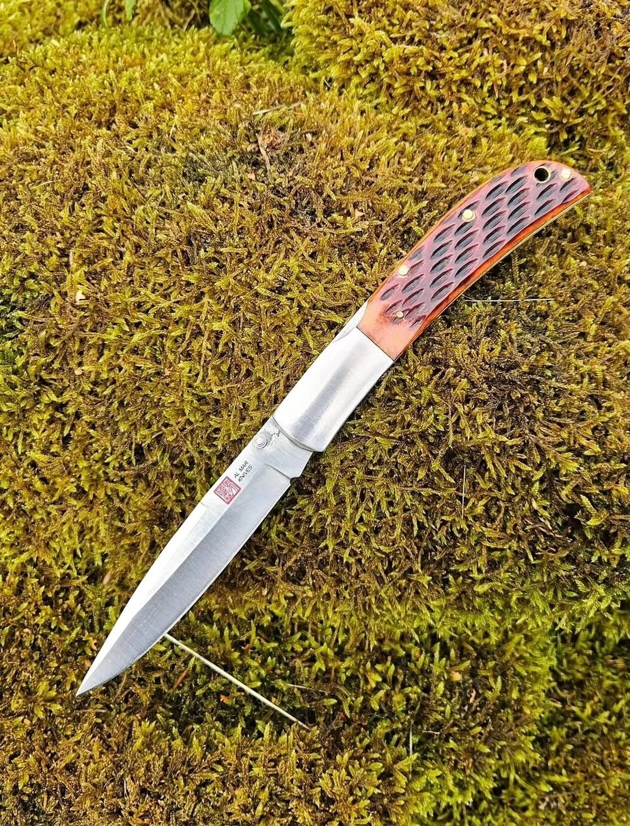 A blade with roots. The Honey Jigged Bone.

📸: @knivesandbikes

#AlMarKnives #HoneyJiggedBoneSeries #EDC #TheWarriorsEdge