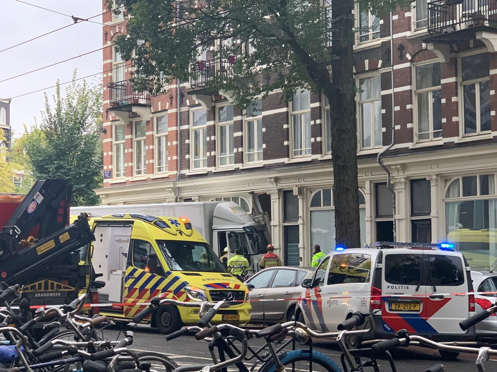 The Amsterdammer | Truck crashes into a house across Roeterseilandcampus