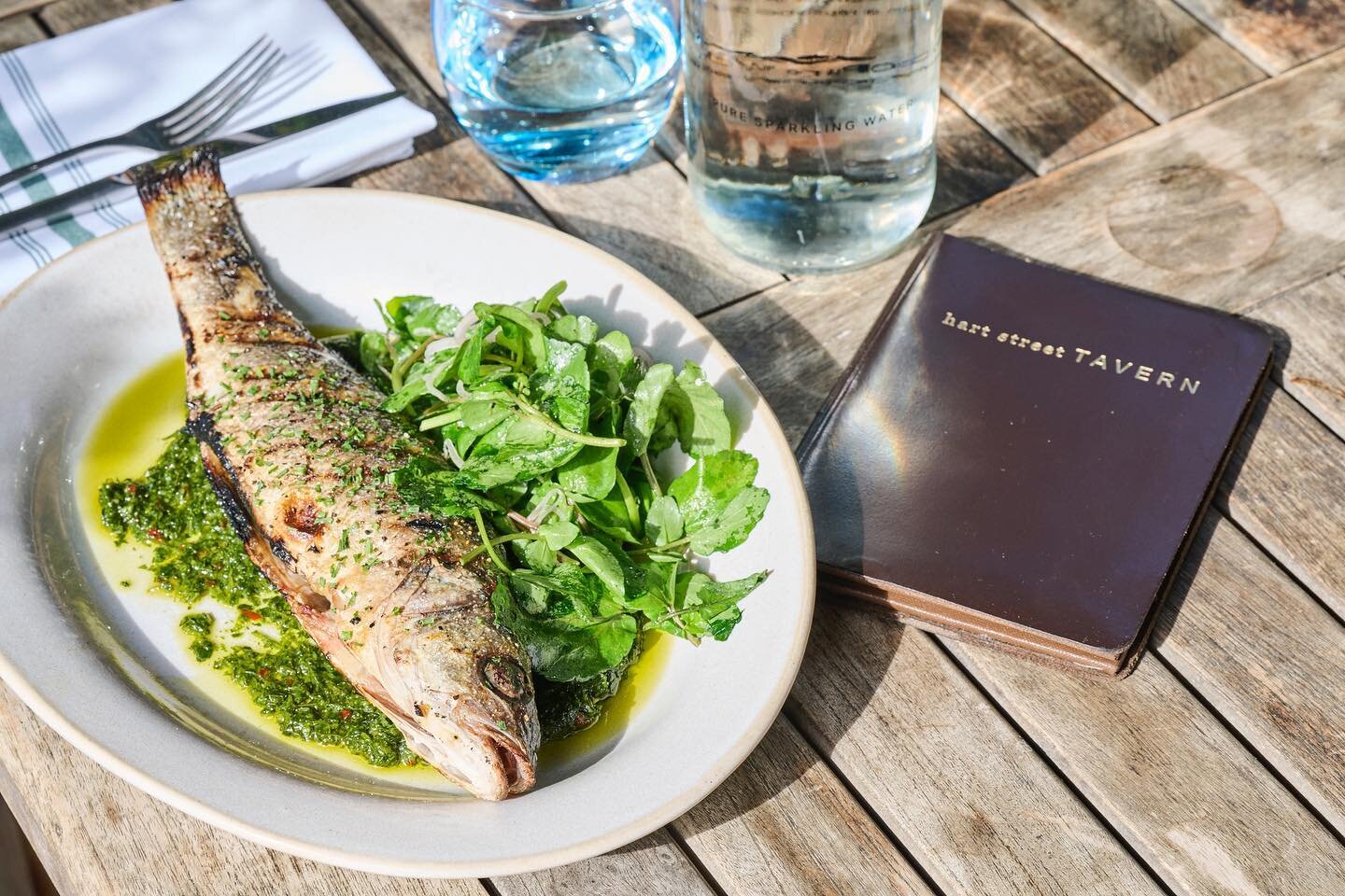 Our not so secret garden makes for the perfect spot. Tucked away at the back of our dining room it&rsquo;s the most glorious sunshine trap ☀️🪴🥂 #whenthesunshines #costadelhenley #secretgarden #terracedining #suntrap #henleyonthames #reading #marlow