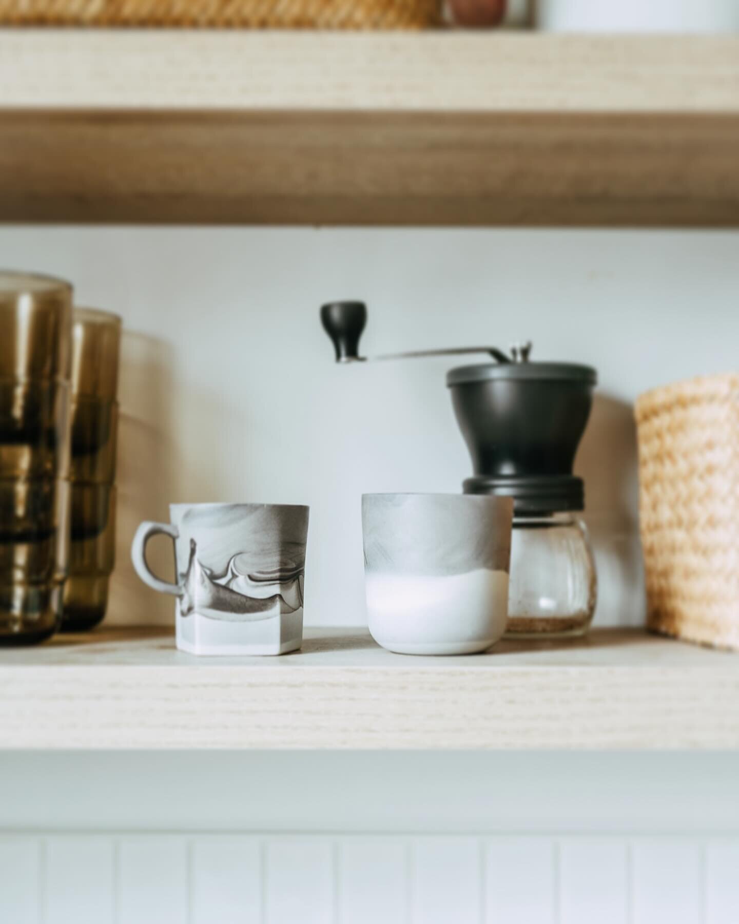 Monday morning vibes☀️☕️

Wishing you all a great start to the week! 
.
.
.
.
#mugshotmonday#handmademug#modernclay#marbledceramics#slipcast#canadianceramics#winnipegartist