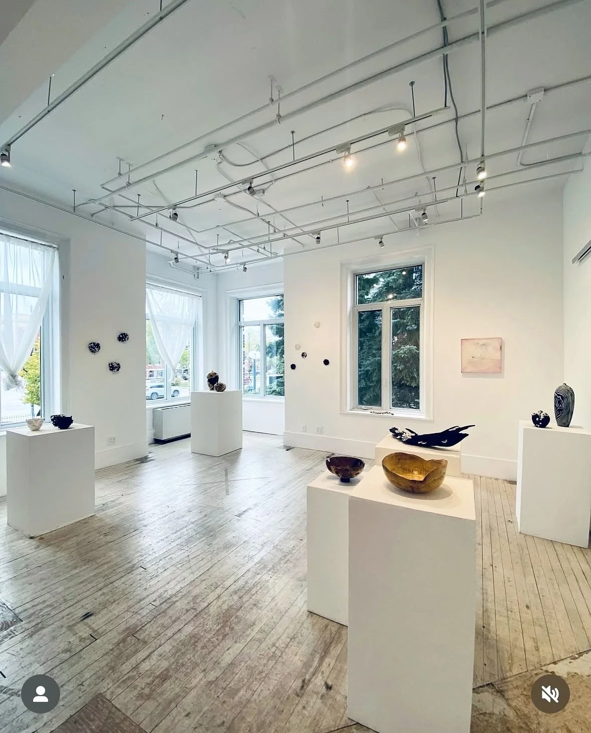 Today is the last day to see Ondulations @maisondesartistes!! So proud of this little group exhibition with @daniellefontainekoslowsky.art and @treevival! 

It was so rewarding to push my lichen inspired sculptures a little further. 💖

1st 📸 @danie