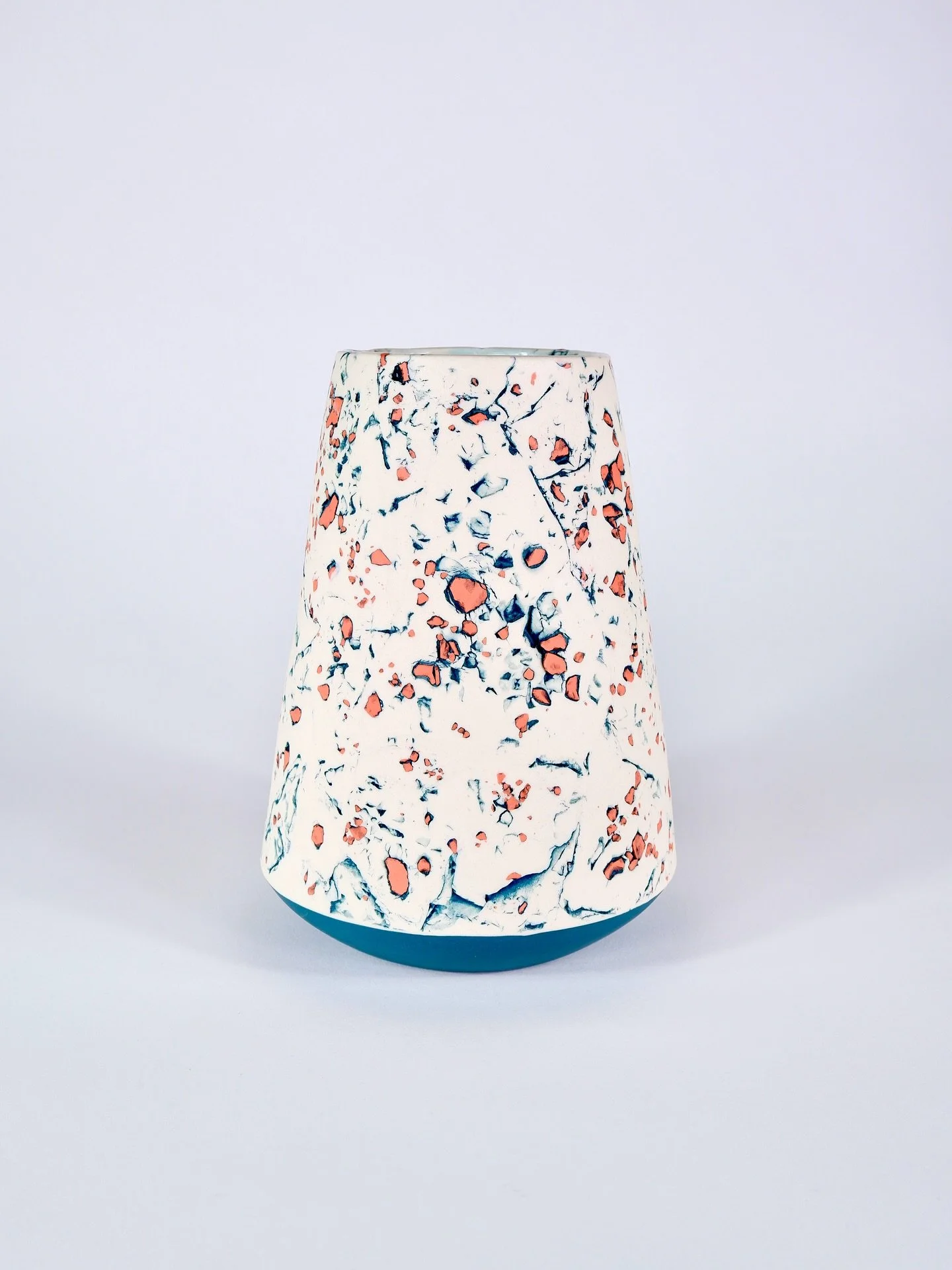 Brand new Grog Pop Vase! I recently expanded this series right before Warm &amp; Bright 2 weeks ago and I just listed this stunner on my website a few days ago. 💫 

Reminder that tomorrow, Sat Dec 20th is the last day to pick something up from my Wi